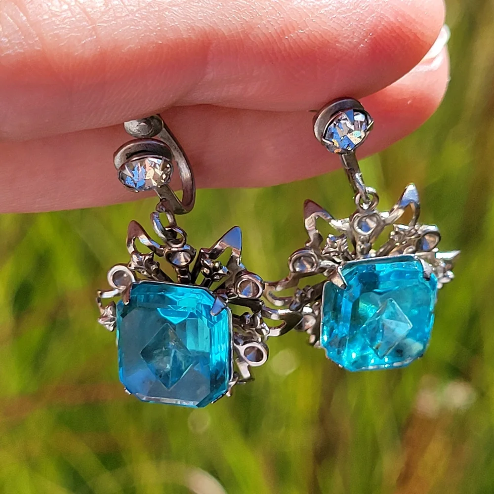 Lovely Vintage Screw-Back Earrings ~ Aquamarine Color ~ Very Pretty!